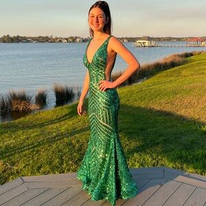 Jovani 24097. Formal Gown. Green V-Neck Sequin Mermaid Dress. Perfect Condition